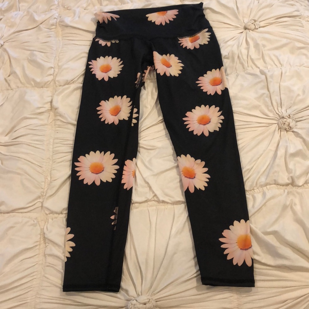 Teeki yoga leggings. Medium. Daisies